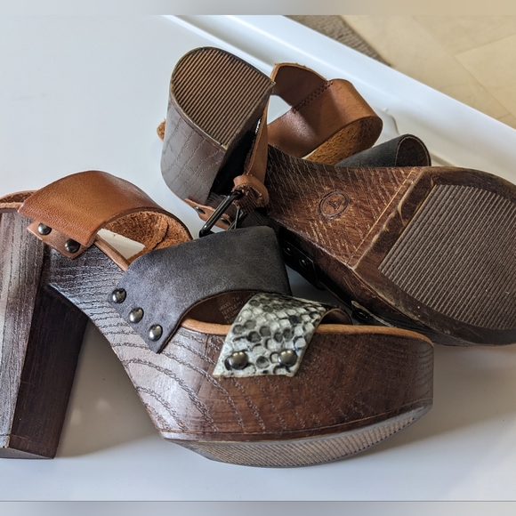 Women's sandals - Picture 2 of 3